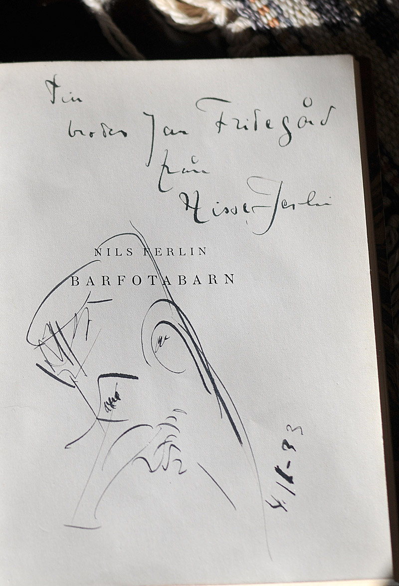 Dedikation i diktsamlingen Barfotabarn: Till broder Jan Fridegård från Nisse Ferlin.
Finns i Fridegårdsrummet på Biskops-Arnö. Foto: Jan Wolf-Watz.